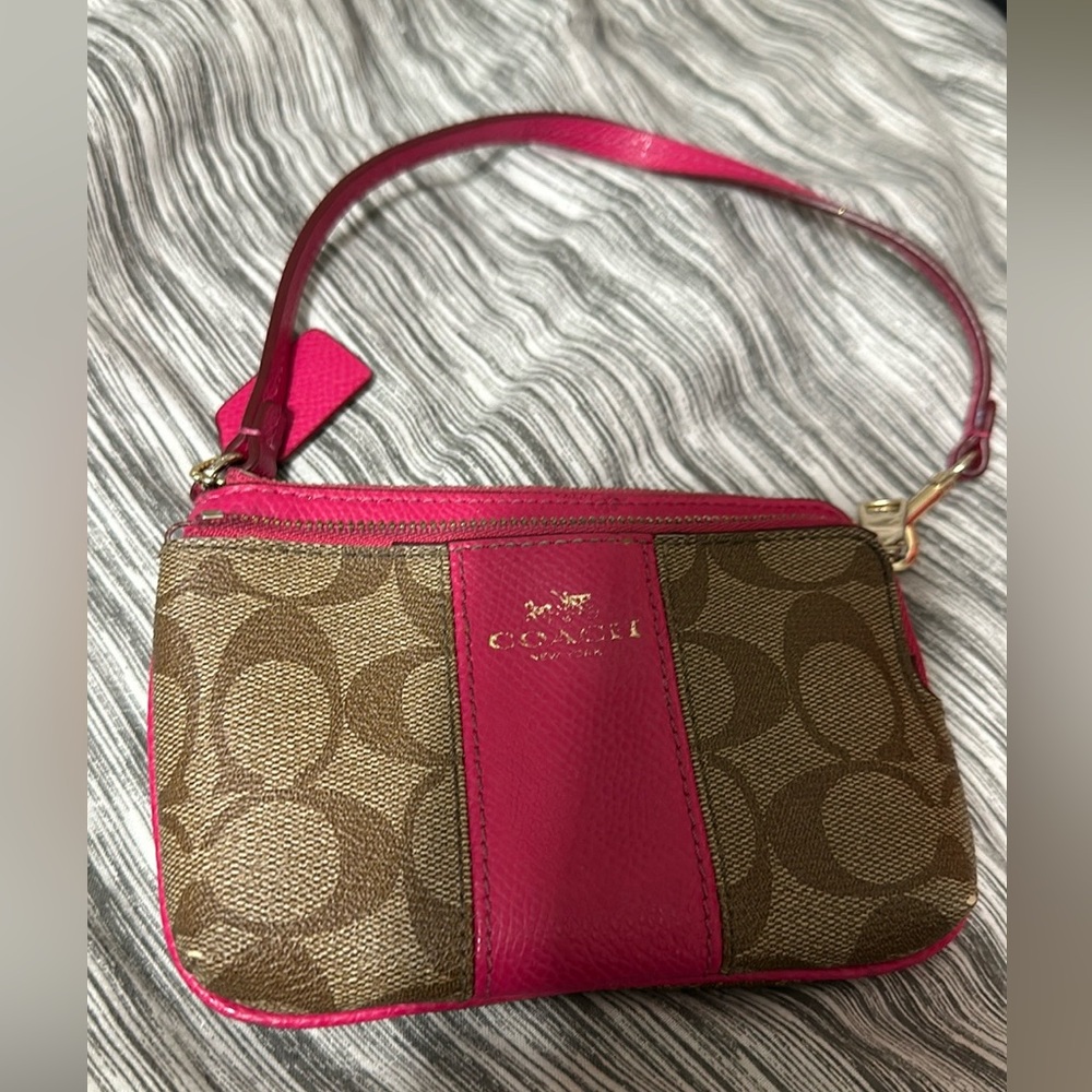 COACH DOUBLE CORNER ZIP WRISTLET,USE BUT STILL IN GOOD CONDITION.